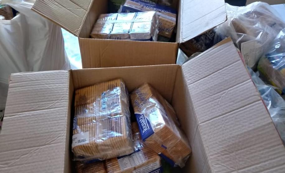 O governador Carlos Massa Ratinho Junior determinou que alimentos adquiridos pelo Estado para compor a merenda escolar sejam distribuídos para famílias de estudantes beneficiários do Bolsa Família. São cerca de 230 mil alunos inscritos no programa no Paraná. Também há a determinação de que o Programa Leite das Crianças, que atinge 110 mil crianças entre 6 meses e 3 anos de idade e envolve 5 mil produtores rurais, seja mantido.