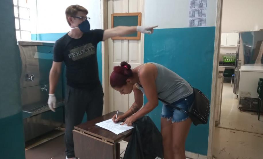 O governador Carlos Massa Ratinho Junior determinou que alimentos adquiridos pelo Estado para compor a merenda escolar sejam distribuídos para famílias de estudantes beneficiários do Bolsa Família. São cerca de 230 mil alunos inscritos no programa no Paraná. Também há a determinação de que o Programa Leite das Crianças, que atinge 110 mil crianças entre 6 meses e 3 anos de idade e envolve 5 mil produtores rurais, seja mantido.