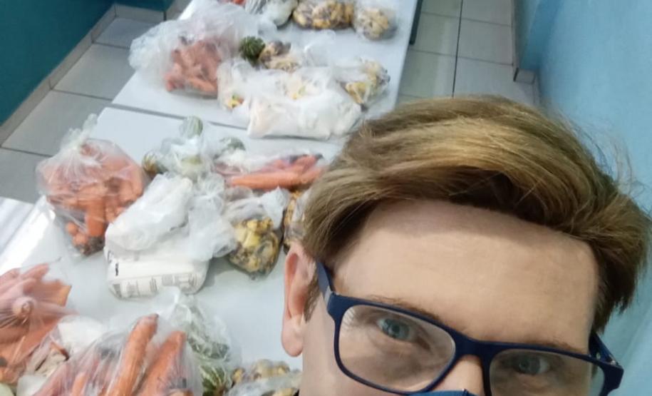 O governador Carlos Massa Ratinho Junior determinou que alimentos adquiridos pelo Estado para compor a merenda escolar sejam distribuídos para famílias de estudantes beneficiários do Bolsa Família. São cerca de 230 mil alunos inscritos no programa no Paraná. Também há a determinação de que o Programa Leite das Crianças, que atinge 110 mil crianças entre 6 meses e 3 anos de idade e envolve 5 mil produtores rurais, seja mantido.