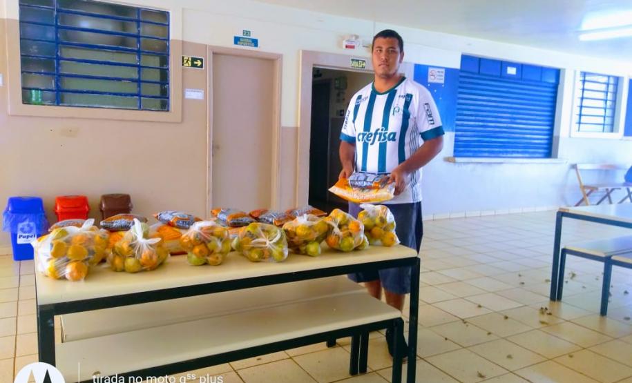 O governador Carlos Massa Ratinho Junior determinou que alimentos adquiridos pelo Estado para compor a merenda escolar sejam distribuídos para famílias de estudantes beneficiários do Bolsa Família. São cerca de 230 mil alunos inscritos no programa no Paraná. Também há a determinação de que o Programa Leite das Crianças, que atinge 110 mil crianças entre 6 meses e 3 anos de idade e envolve 5 mil produtores rurais, seja mantido.