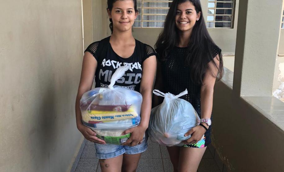 O governador Carlos Massa Ratinho Junior determinou que alimentos adquiridos pelo Estado para compor a merenda escolar sejam distribuídos para famílias de estudantes beneficiários do Bolsa Família. São cerca de 230 mil alunos inscritos no programa no Paraná. Também há a determinação de que o Programa Leite das Crianças, que atinge 110 mil crianças entre 6 meses e 3 anos de idade e envolve 5 mil produtores rurais, seja mantido.