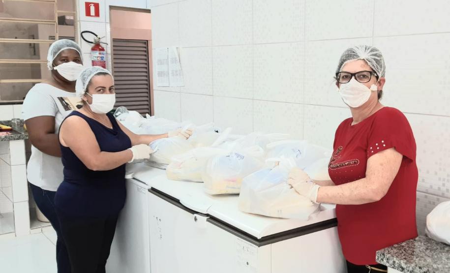 O governador Carlos Massa Ratinho Junior determinou que alimentos adquiridos pelo Estado para compor a merenda escolar sejam distribuídos para famílias de estudantes beneficiários do Bolsa Família. São cerca de 230 mil alunos inscritos no programa no Paraná. Também há a determinação de que o Programa Leite das Crianças, que atinge 110 mil crianças entre 6 meses e 3 anos de idade e envolve 5 mil produtores rurais, seja mantido.