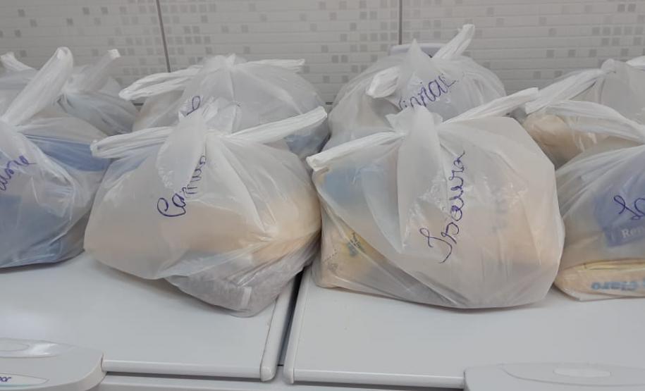 O governador Carlos Massa Ratinho Junior determinou que alimentos adquiridos pelo Estado para compor a merenda escolar sejam distribuídos para famílias de estudantes beneficiários do Bolsa Família. São cerca de 230 mil alunos inscritos no programa no Paraná. Também há a determinação de que o Programa Leite das Crianças, que atinge 110 mil crianças entre 6 meses e 3 anos de idade e envolve 5 mil produtores rurais, seja mantido.