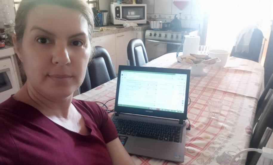 #EUTRABALHOPELOPARANA . Servidores do Núcleo Regional de Educação de Campo Mourão trabalham em Home Office. Quase todos os servidores do Governo do Paraná estão trabalhando nesta modalidade, mas em um mutirão nunca antes visto: 24 horas por dia, sete dias por semana, se revezando na prevenção e no combate ao Coronavírus.
Visite coronavirus.pr.gov.br para dicas e informações sobre prevenção.