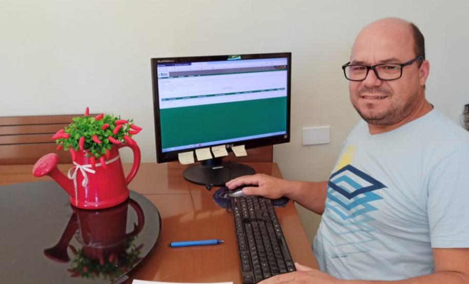 #EUTRABALHOPELOPARANA . Servidores do Núcleo Regional de Educação de Campo Mourão trabalham em Home Office. Quase todos os servidores do Governo do Paraná estão trabalhando nesta modalidade, mas em um mutirão nunca antes visto: 24 horas por dia, sete dias por semana, se revezando na prevenção e no combate ao Coronavírus.
Visite coronavirus.pr.gov.br para dicas e informações sobre prevenção.