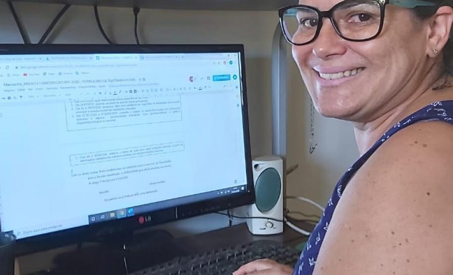 #EUTRABALHOPELOPARANA . Servidores do Núcleo Regional de Educação de Campo Mourão trabalham em Home Office. Quase todos os servidores do Governo do Paraná estão trabalhando nesta modalidade, mas em um mutirão nunca antes visto: 24 horas por dia, sete dias por semana, se revezando na prevenção e no combate ao Coronavírus.
Visite coronavirus.pr.gov.br para dicas e informações sobre prevenção.