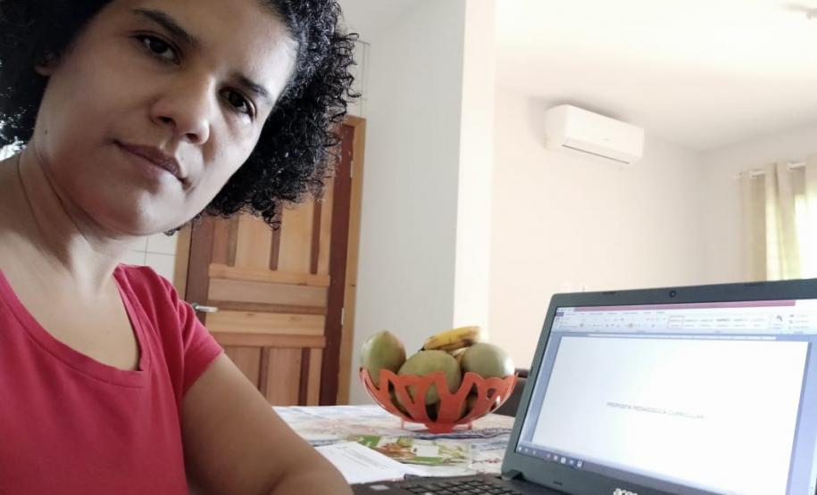 #EUTRABALHOPELOPARANA . Servidores do Núcleo Regional de Educação de Campo Mourão trabalham em Home Office. Quase todos os servidores do Governo do Paraná estão trabalhando nesta modalidade, mas em um mutirão nunca antes visto: 24 horas por dia, sete dias por semana, se revezando na prevenção e no combate ao Coronavírus.
Visite coronavirus.pr.gov.br para dicas e informações sobre prevenção.