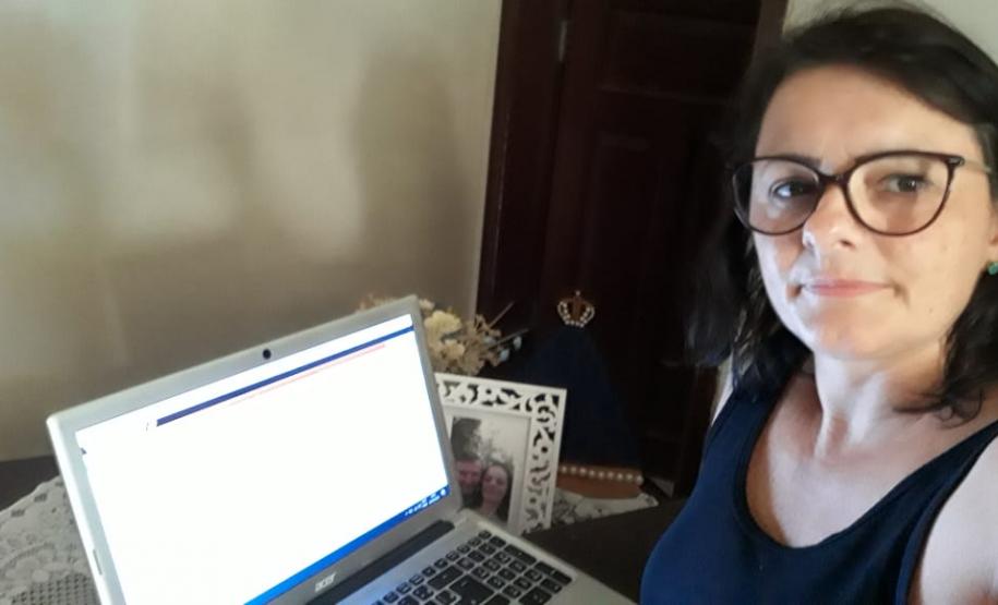 #EUTRABALHOPELOPARANA . Servidores do Núcleo Regional de Educação de Campo Mourão trabalham em Home Office. Quase todos os servidores do Governo do Paraná estão trabalhando nesta modalidade, mas em um mutirão nunca antes visto: 24 horas por dia, sete dias por semana, se revezando na prevenção e no combate ao Coronavírus.
Visite coronavirus.pr.gov.br para dicas e informações sobre prevenção.