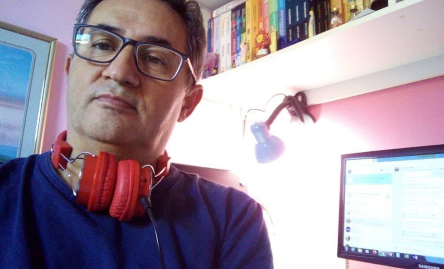 #EUTRABALHOPELOPARANA . Servidores do Núcleo Regional de Educação de Campo Mourão trabalham em Home Office. Quase todos os servidores do Governo do Paraná estão trabalhando nesta modalidade, mas em um mutirão nunca antes visto: 24 horas por dia, sete dias por semana, se revezando na prevenção e no combate ao Coronavírus.
Visite coronavirus.pr.gov.br para dicas e informações sobre prevenção.