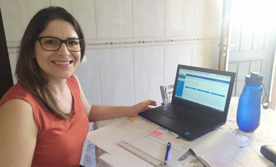 #EUTRABALHOPELOPARANA . Servidores do Núcleo Regional de Educação de Campo Mourão trabalham em Home Office. Quase todos os servidores do Governo do Paraná estão trabalhando nesta modalidade, mas em um mutirão nunca antes visto: 24 horas por dia, sete dias por semana, se revezando na prevenção e no combate ao Coronavírus.
Visite coronavirus.pr.gov.br para dicas e informações sobre prevenção.