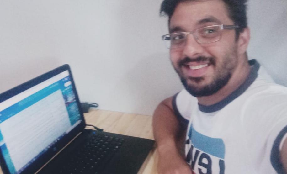 #EUTRABALHOPELOPARANA . Servidores do Núcleo Regional de Educação de Campo Mourão trabalham em Home Office. Quase todos os servidores do Governo do Paraná estão trabalhando nesta modalidade, mas em um mutirão nunca antes visto: 24 horas por dia, sete dias por semana, se revezando na prevenção e no combate ao Coronavírus.
Visite coronavirus.pr.gov.br para dicas e informações sobre prevenção.