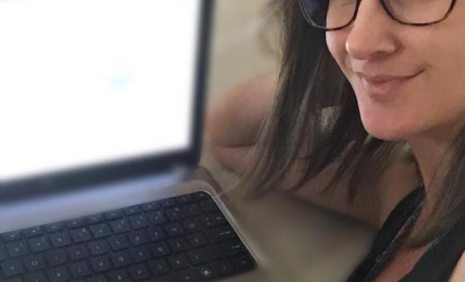 #EUTRABALHOPELOPARANA . Servidores do Núcleo Regional de Educação de Campo Mourão trabalham em Home Office. Quase todos os servidores do Governo do Paraná estão trabalhando nesta modalidade, mas em um mutirão nunca antes visto: 24 horas por dia, sete dias por semana, se revezando na prevenção e no combate ao Coronavírus.
Visite coronavirus.pr.gov.br para dicas e informações sobre prevenção.