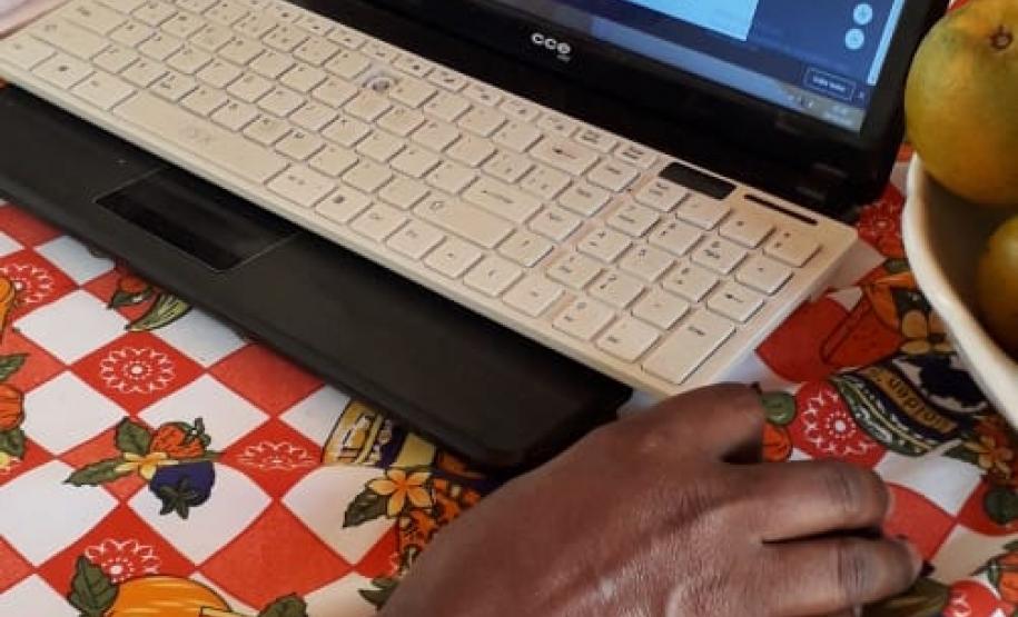 #EUTRABALHOPELOPARANA . Servidores do Núcleo Regional de Educação de Campo Mourão trabalham em Home Office. Quase todos os servidores do Governo do Paraná estão trabalhando nesta modalidade, mas em um mutirão nunca antes visto: 24 horas por dia, sete dias por semana, se revezando na prevenção e no combate ao Coronavírus.
Visite coronavirus.pr.gov.br para dicas e informações sobre prevenção.