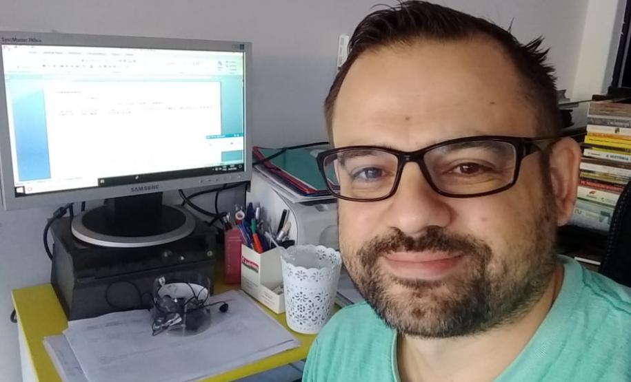 #EUTRABALHOPELOPARANA . Servidores do Núcleo Regional de Educação de Campo Mourão trabalham em Home Office. Quase todos os servidores do Governo do Paraná estão trabalhando nesta modalidade, mas em um mutirão nunca antes visto: 24 horas por dia, sete dias por semana, se revezando na prevenção e no combate ao Coronavírus.
Visite coronavirus.pr.gov.br para dicas e informações sobre prevenção.