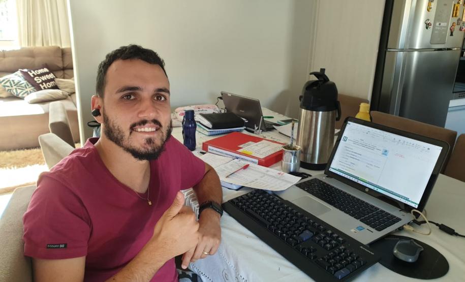 #EUTRABALHOPELOPARANA . Servidores do Núcleo Regional de Educação de Campo Mourão trabalham em Home Office. Quase todos os servidores do Governo do Paraná estão trabalhando nesta modalidade, mas em um mutirão nunca antes visto: 24 horas por dia, sete dias por semana, se revezando na prevenção e no combate ao Coronavírus.
Visite coronavirus.pr.gov.br para dicas e informações sobre prevenção.