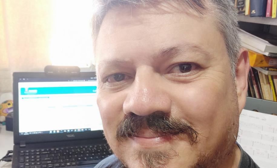 #EUTRABALHOPELOPARANA . Servidores do Núcleo Regional de Educação de Campo Mourão trabalham em Home Office. Quase todos os servidores do Governo do Paraná estão trabalhando nesta modalidade, mas em um mutirão nunca antes visto: 24 horas por dia, sete dias por semana, se revezando na prevenção e no combate ao Coronavírus.
Visite coronavirus.pr.gov.br para dicas e informações sobre prevenção.