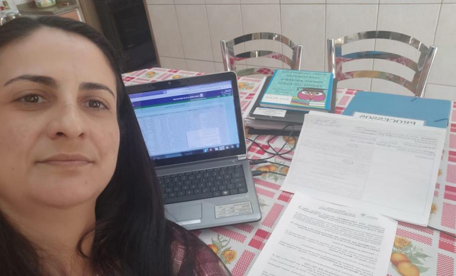 #EUTRABALHOPELOPARANA . Servidores do Núcleo Regional de Educação de Campo Mourão trabalham em Home Office. Quase todos os servidores do Governo do Paraná estão trabalhando nesta modalidade, mas em um mutirão nunca antes visto: 24 horas por dia, sete dias por semana, se revezando na prevenção e no combate ao Coronavírus.
Visite coronavirus.pr.gov.br para dicas e informações sobre prevenção.