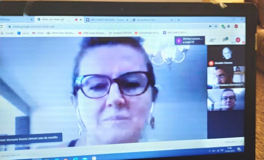 NRE DE CAMPO MOURÃO REALIZA REUNIÃO EQUIPE GESTORA DAS ESCOLAS A chefe do NRE, professora Ivete Sakuno e sua equipe vem realizando reuniões via aplicativo para orientações e amplo diálogo sobre o processo das aulas não presenciais que iniciaram em 06 de abril.