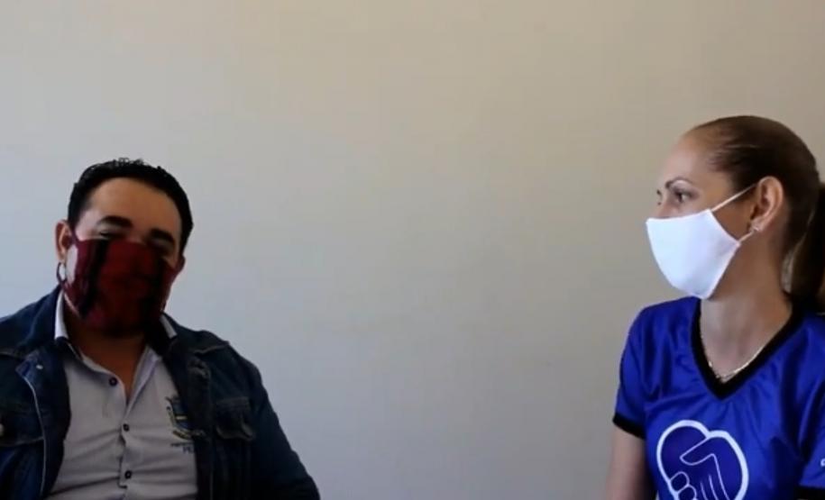 "DE ÓLEOS NO FUTURO" "De óleos no futuro" trata-se de um antigo projeto do Colégio Estadual Olavo Bilac do município de Peabiru, que neste ano foi implementado sob a coordenação da Professora de Ciências, Elaine Aparecida Simonelli Janguas, com as turmas 6 ºA, 6ºB e 6ºD. O
nome foi escolhido pela Equipe Gestora, devido agora o município de Peabiru, possuir um veículo específico para coletar nas residências o óleo de cozinha usado.