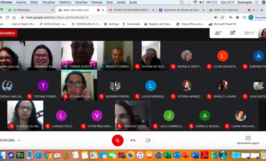 O Setor de Educação Básica do NRE de Campo Mourão, por meio da técnica de Língua Portuguesa Fabíola Araújo, promoveu aulões, entre os meses de outubro e novembro, preparatórios para o ENEM/2020. Através de reuniões online, via Google meet, tanto alunos quanto professores ouviram explanações sobre a Prova de Redação no ENEM, bem como as peculiaridades que envolvem essa importante avaliação escrita.