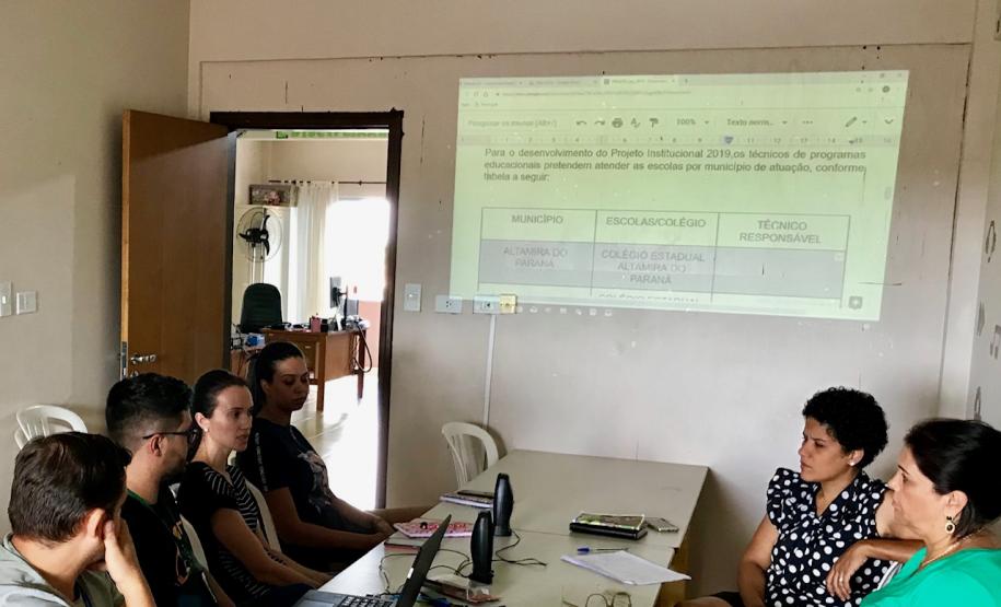 Equipe de Educação Básica se reúne para elaborar cronograma e definir ações à serem implementadas nos colégios